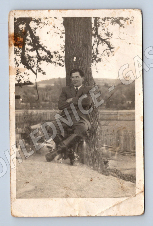Pohlednice muž pod stromem du je moj odecko (M18760)