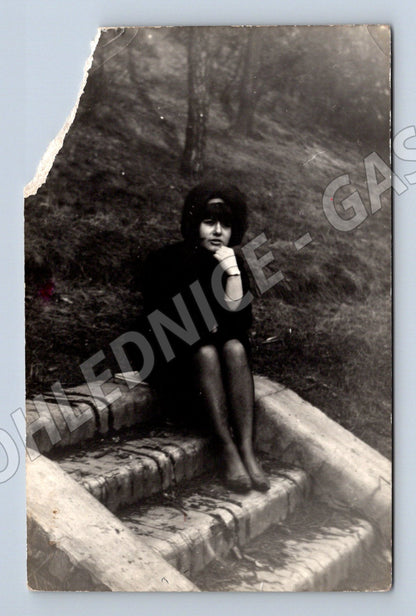 Pohlednice žena v přírodě před 1950 (M18770)