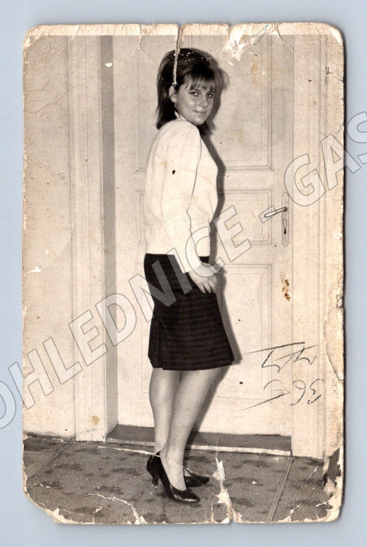 Pohlednice portrét mladé ženy věnování 1973 (M18773)