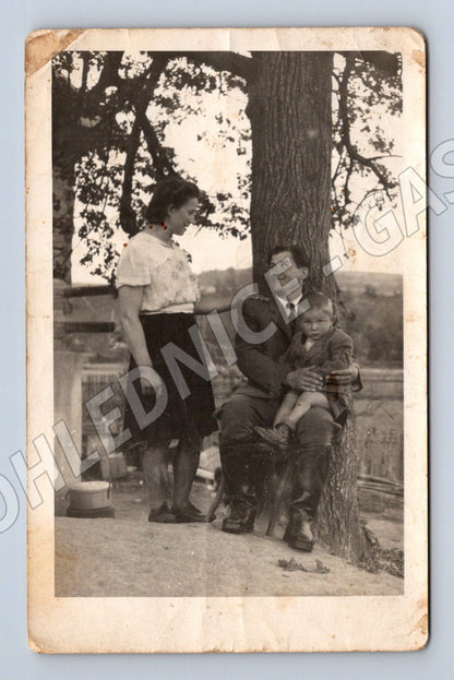 Pohlednice skupina osob pod stromem věnování 1906 (M18806)