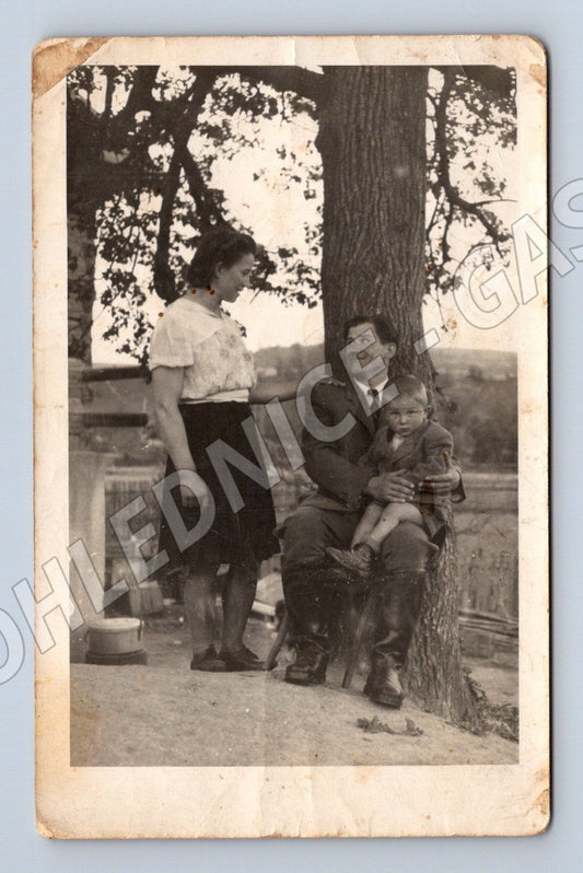 Pohlednice skupina osob pod stromem věnování 1906 (M18806)