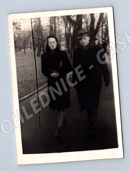 Pohlednice procházka ve městě 1946 malý formát (M18823)