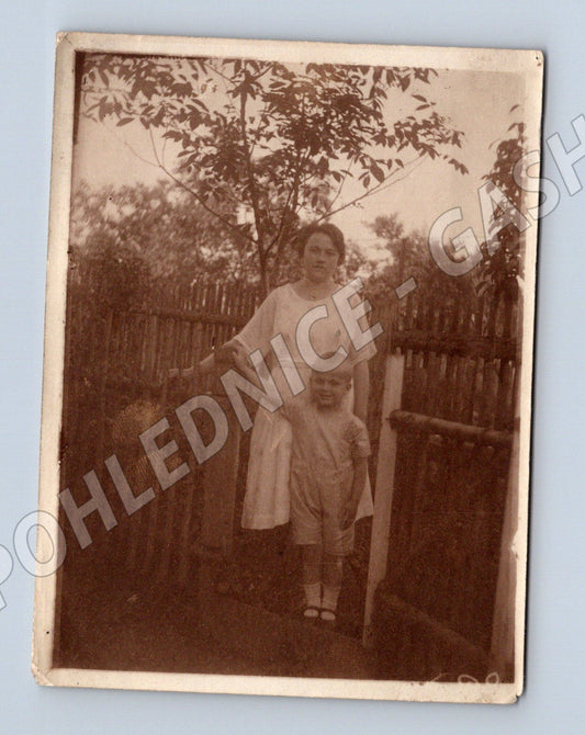 Pohlednice 1931 žena a dítě venkov (M18831)