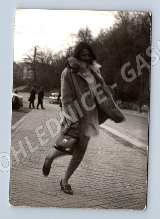 Pohlednice žena na ulici vintage 61 (M18856)