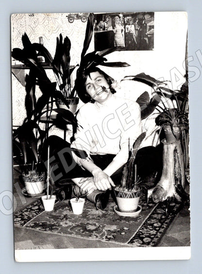 Pohlednice 1967 žena mezi květinami ČSSR (M18892)