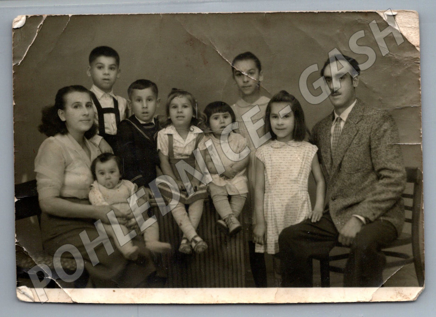 Pohlednice rodinné foto 7 dětí poškozená (M18914)