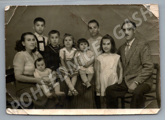 Pohlednice rodinné foto 7 dětí poškozená (M18914)