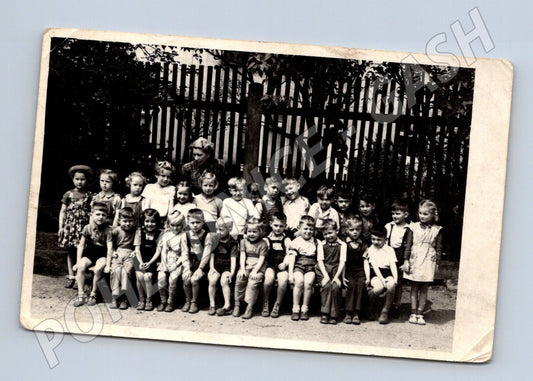 Pohlednice MŠ Benešov 1954 děti (M18918)
