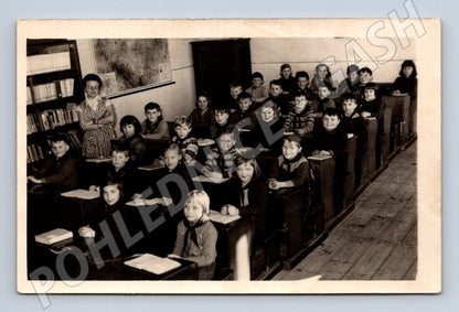 Pohlednice školní třída učitelka a děti ČR 1930 1950 (M18922)