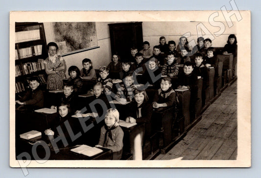 Pohlednice školní třída učitelka a děti ČR 1930 1950 (M18922)