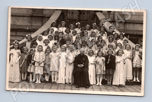 Pohlednice Most skupina dětí a kněz cca 1930 (M18928)