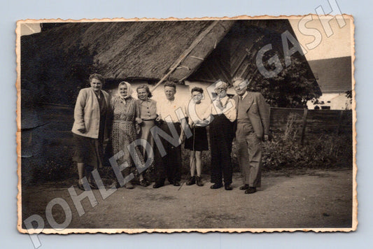 Pohlednice 1949 skupina před venkovským domem (M18934)