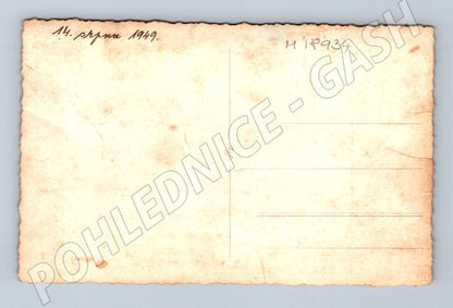 Pohlednice 1949 skupina před venkovským domem (M18934)