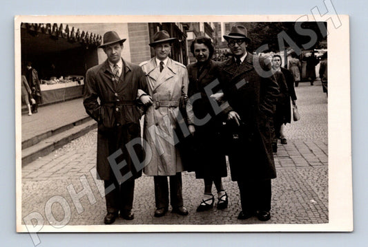 Pohlednice Praha 1951 skupina osob černobílá (M18936)