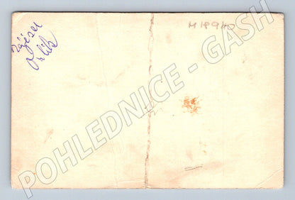 Pohlednice skupina před hradem zámkem černobílá (M18940)