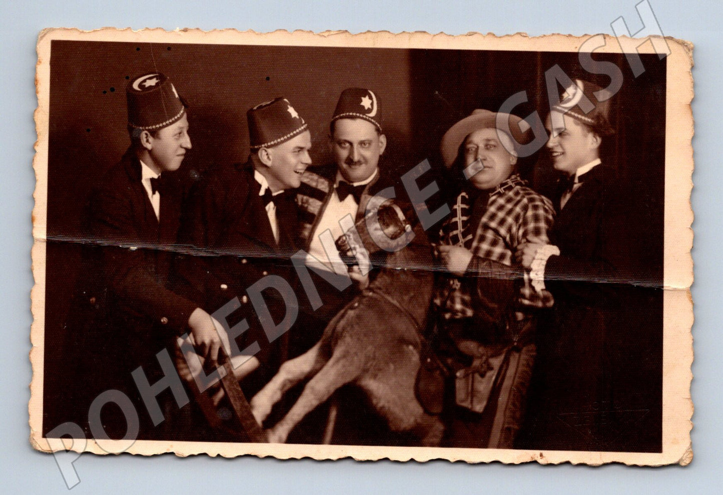 Pohlednice muži v kostýmech inscenace Zelenka Kolín (M18943)