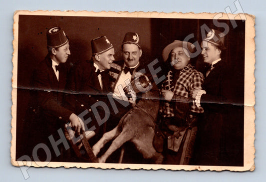 Pohlednice muži v kostýmech inscenace Zelenka Kolín (M18943)