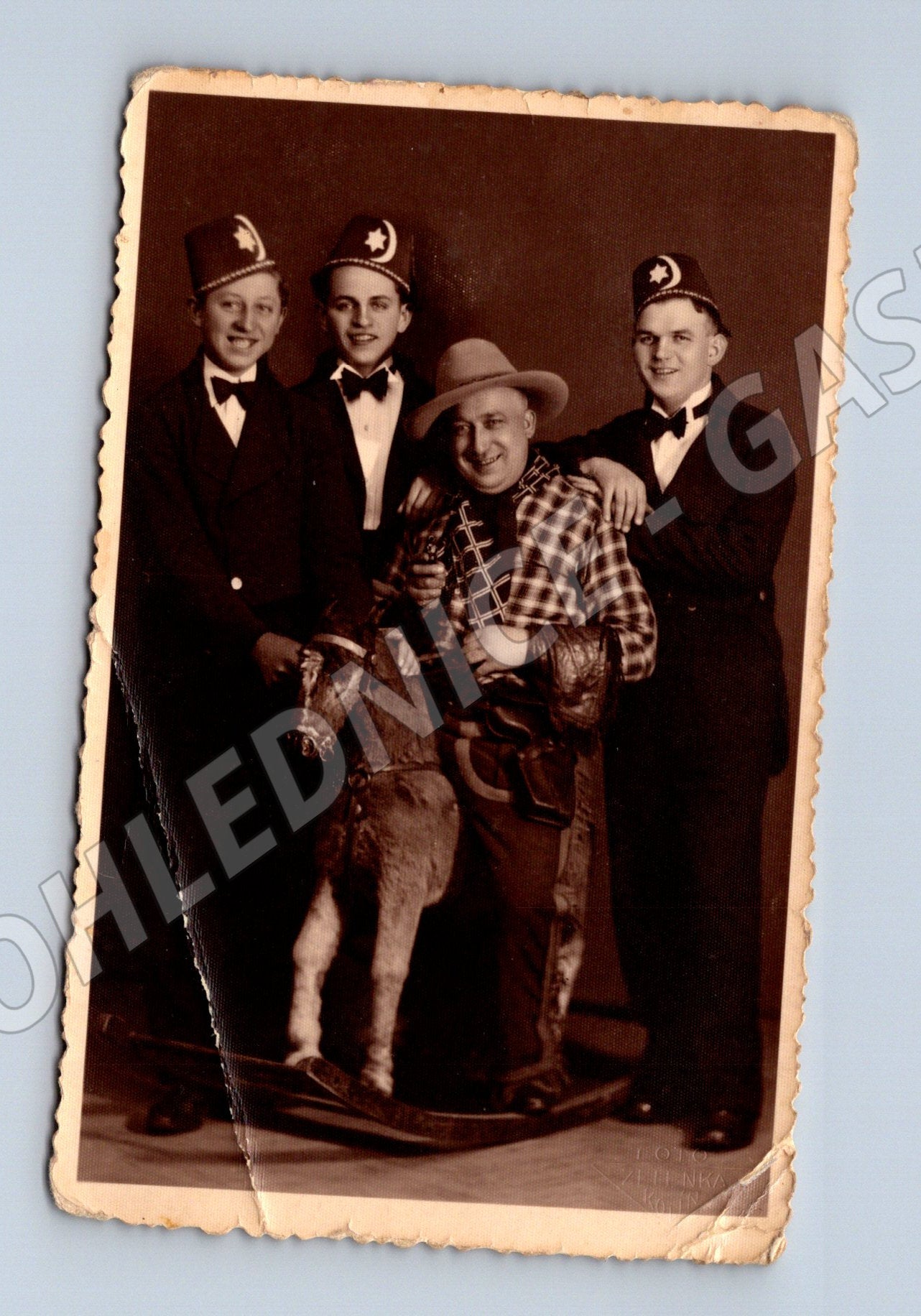 Pohlednice skupinový portrét muži vtipné kostýmy (M18944)