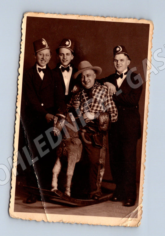 Pohlednice skupinový portrét muži vtipné kostýmy (M18944)