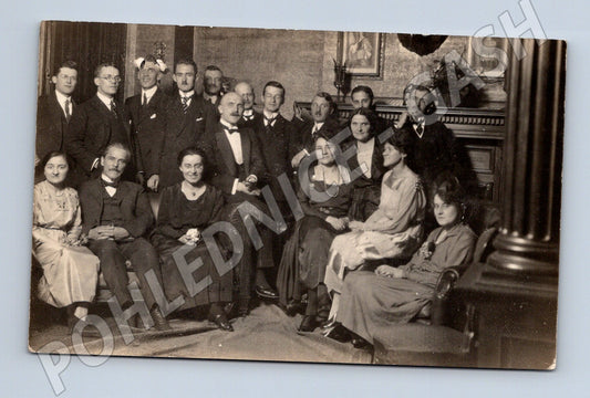 Pohlednice skupinový portrét interiér 1920 1940 (M18949)