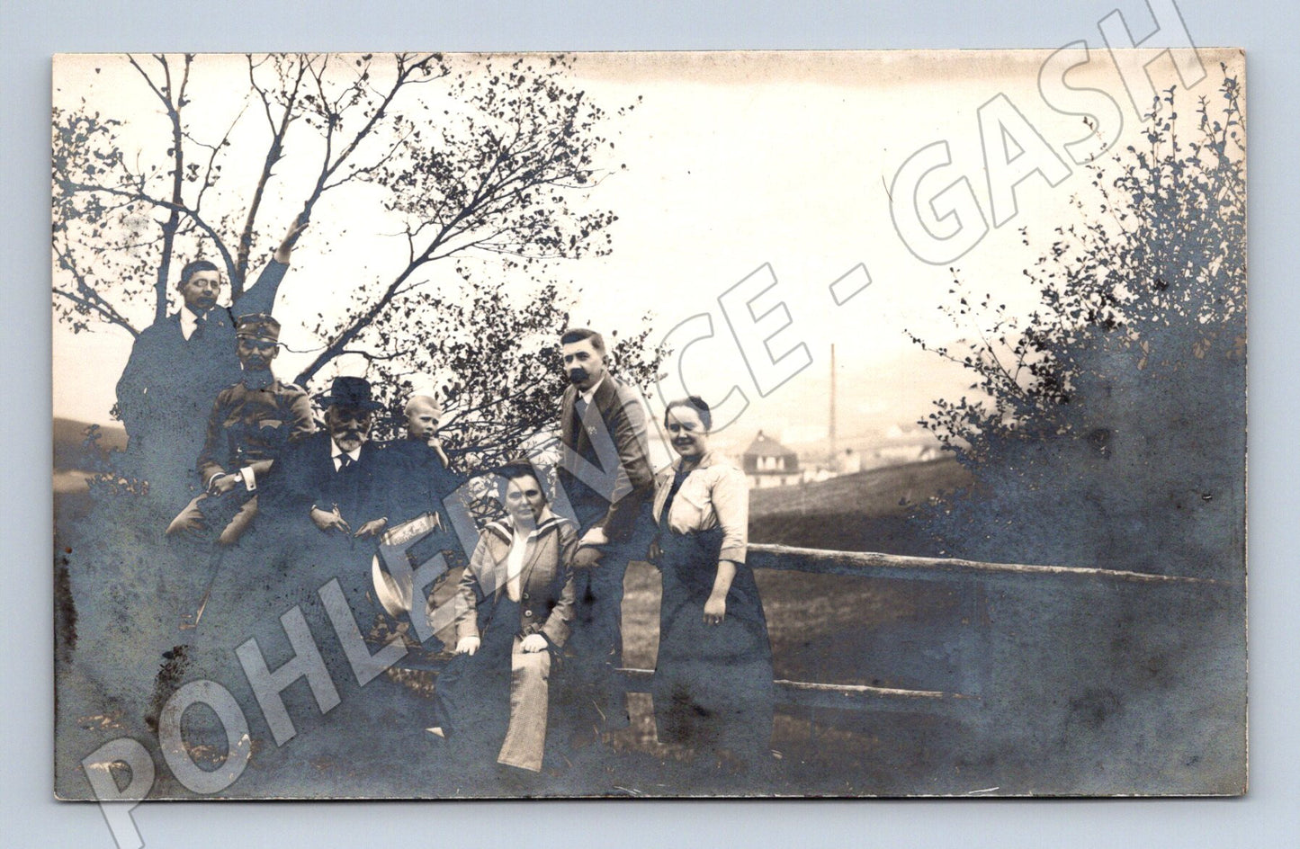 Pohlednice skupina lidí u plotu ČR do 1950 (M18950)