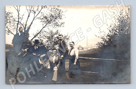 Pohlednice skupina lidí u plotu ČR do 1950 (M18950)