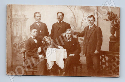 Pohlednice skupinový portrét mužů ateliér cca 1900 (M18952)