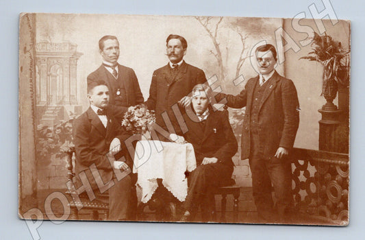 Pohlednice skupinový portrét mužů ateliér cca 1900 (M18952)