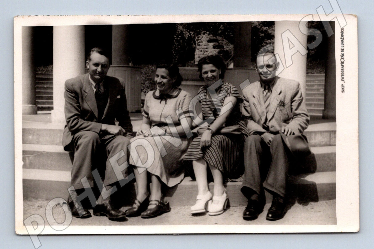Pohlednice Luhačovice 1957 skupina na schodech (M18953)