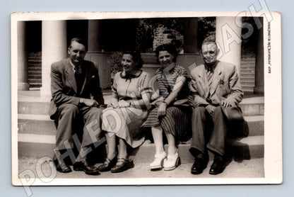 Pohlednice Luhačovice 1957 skupina na schodech (M18953)