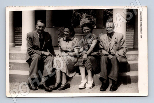 Pohlednice Luhačovice 1957 skupina na schodech (M18953)