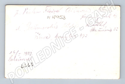 Pohlednice Luhačovice 1957 skupina na schodech (M18953)