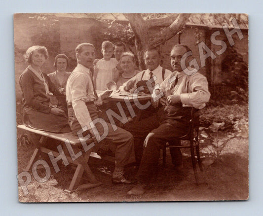 Pohlednice Prostějov skupina u stolu před 1950 (M18956)