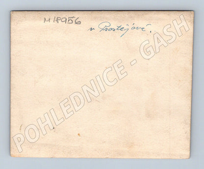 Pohlednice Prostějov skupina u stolu před 1950 (M18956)