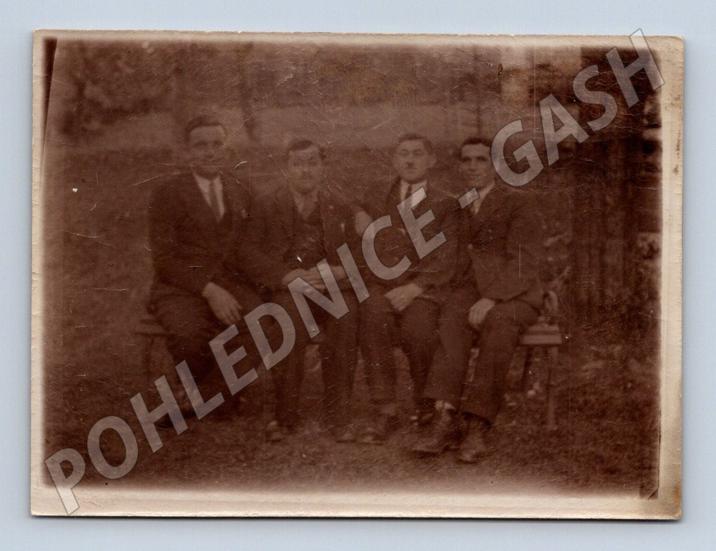 Pohlednice čtyři muži na lavičce Turnov (M18957)
