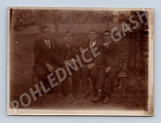 Pohlednice čtyři muži na lavičce Turnov (M18957)