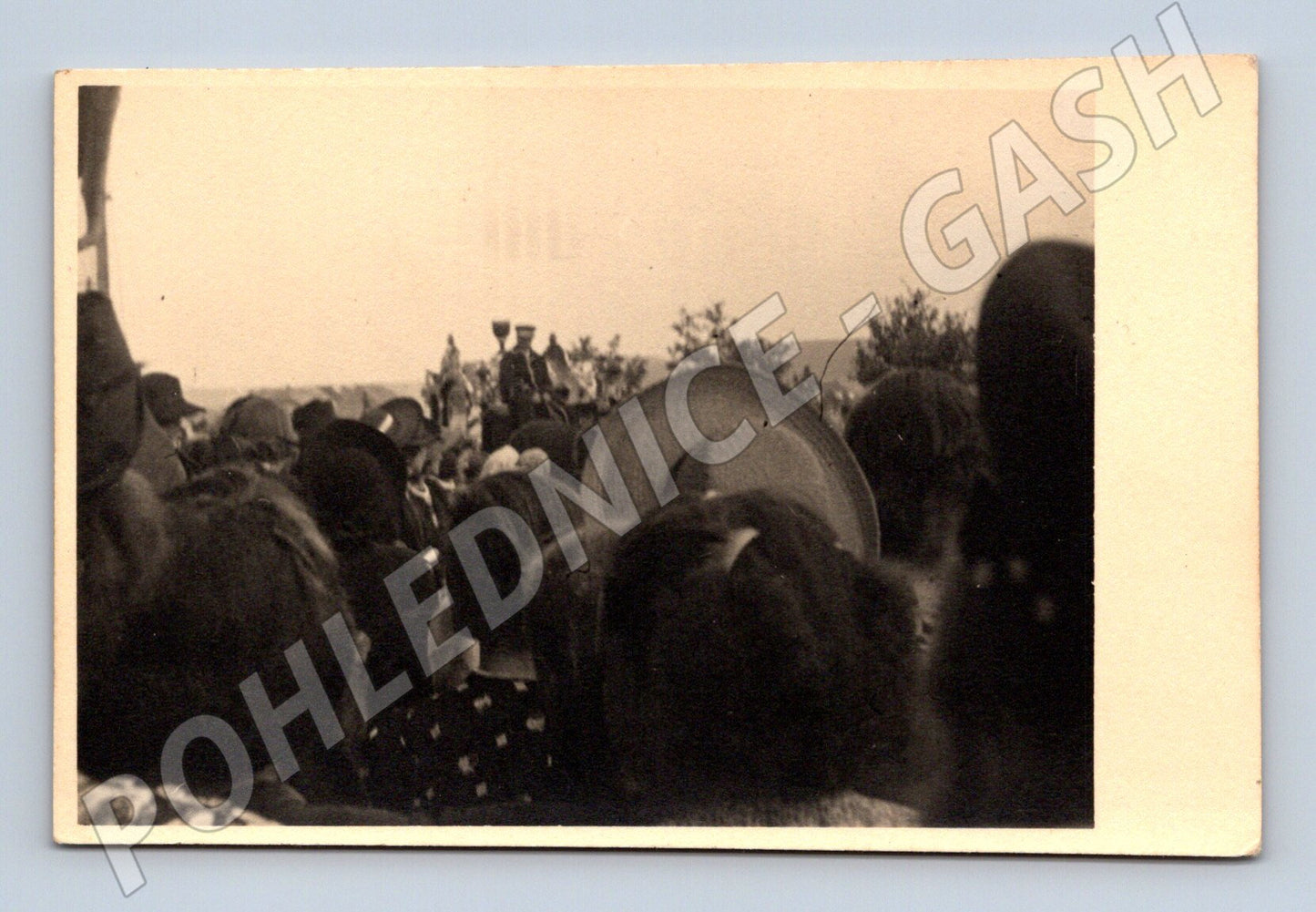 Pohlednice dav lidí folklórní slavnost etnografie (M18959)