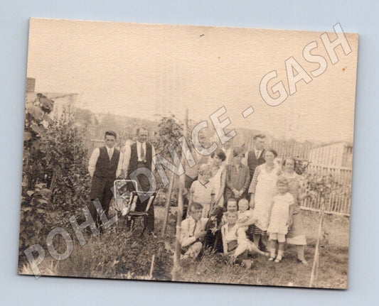 Pohlednice skupina osob v zahradě do 1950 (M18960)