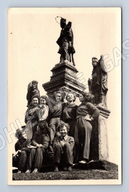 Pohlednice skupina u památníku hrad zámek (M18969)