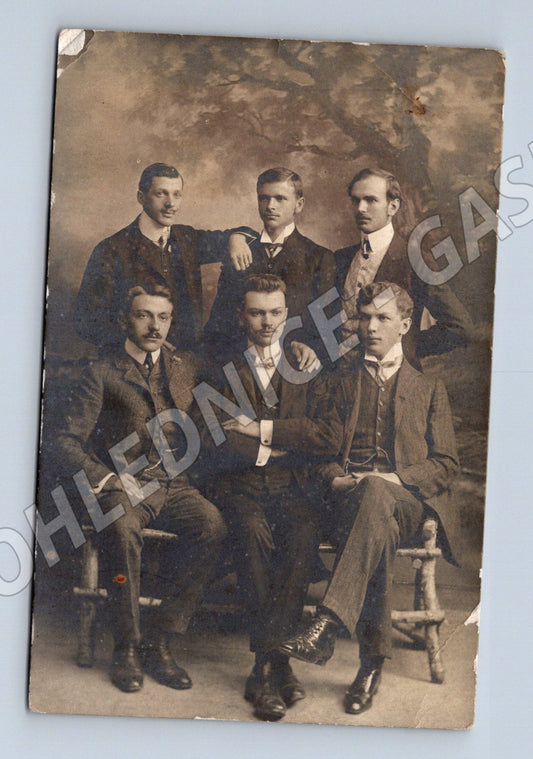 Pohlednice skupinový portrét mužů cca 1900 (M18971)