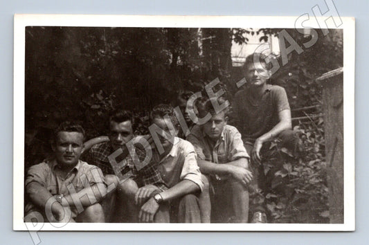 Pohlednice skupina mladých mužů 50 léta (M18972)