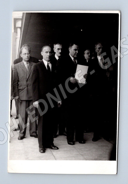 Pohlednice Kolín skupina mužů černobílá do 1950 (M18973)