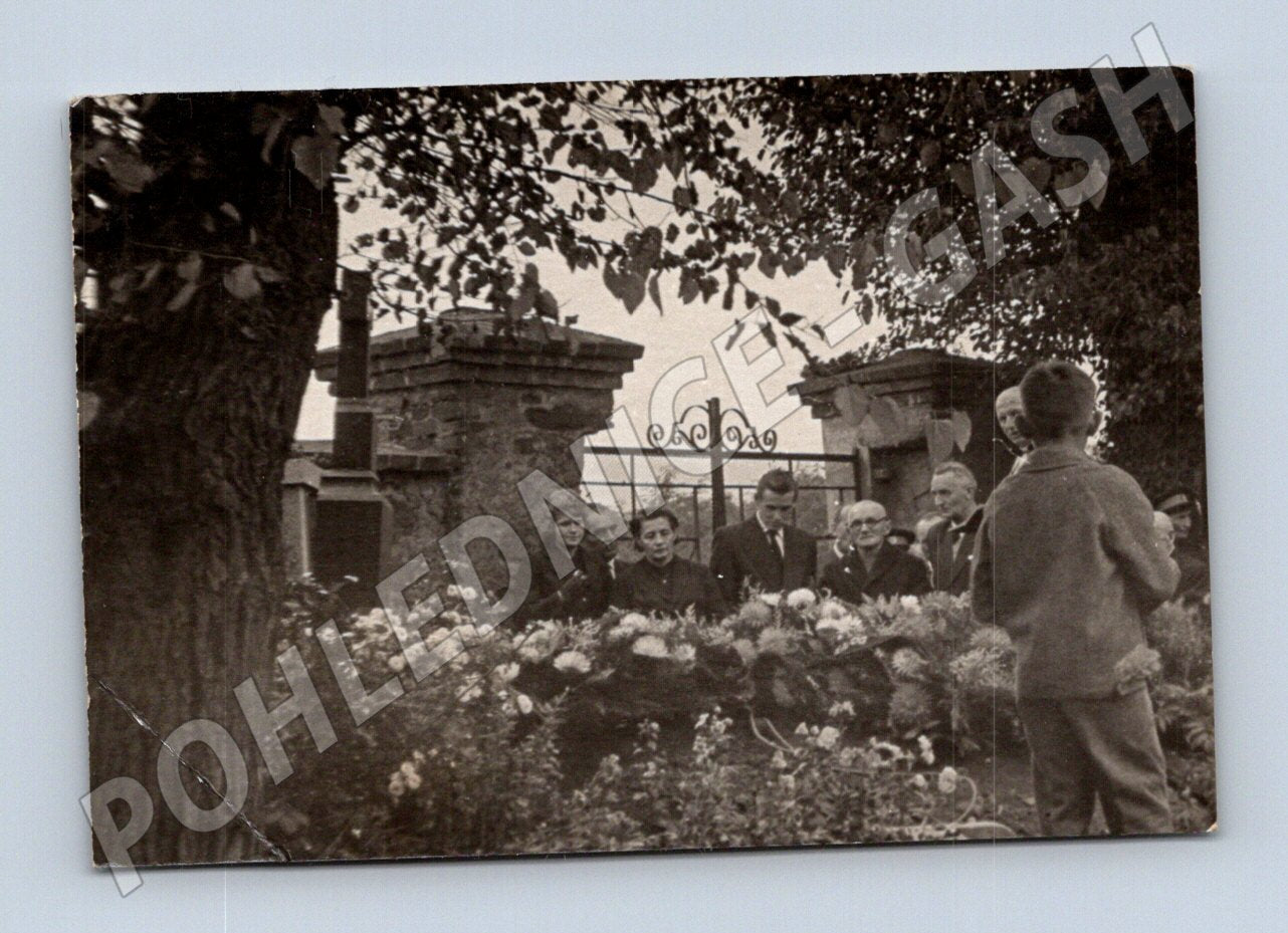 Pohlednice Říčany smuteční událost před 1950 (M18994)