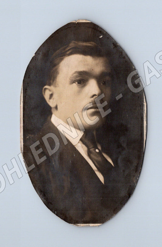 Pohlednice oválná portrét muže neobvyklý tvar (M18995)
