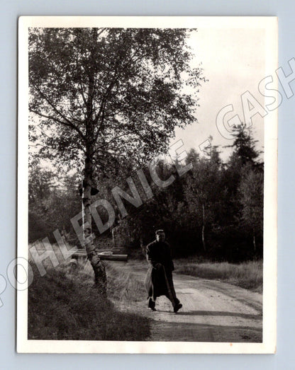 Pohlednice postava na venkovské cestě malý formát (M18999)