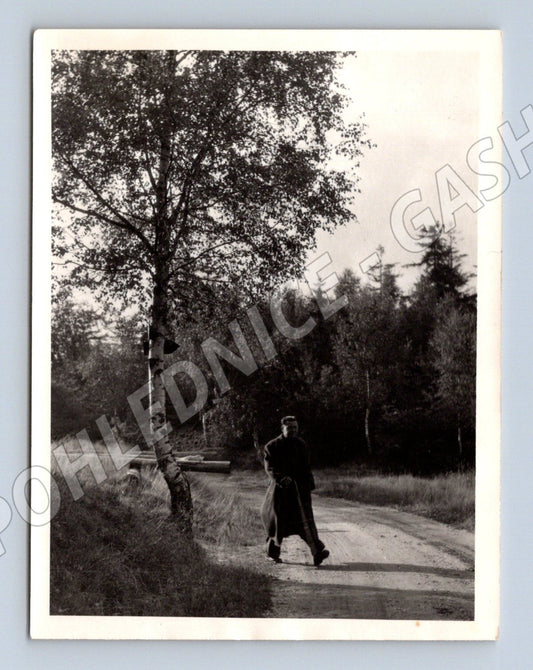 Pohlednice postava na venkovské cestě malý formát (M18999)