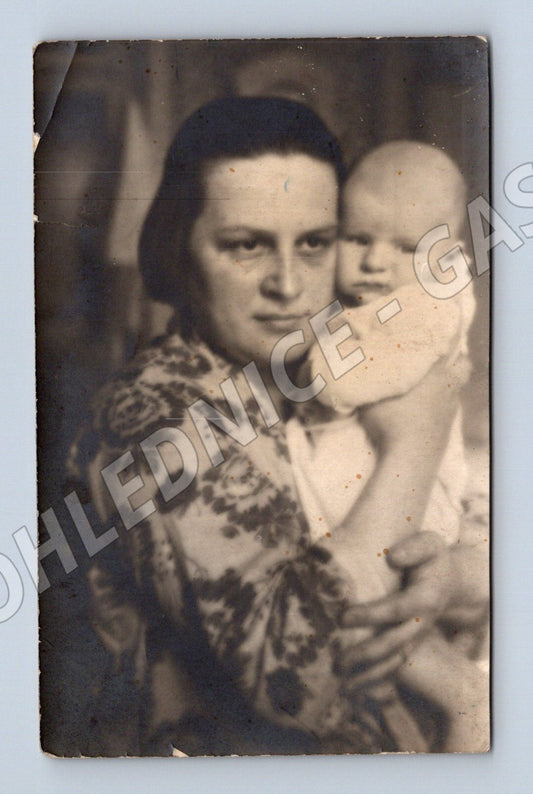 Pohlednice žena s dítětem originál černobílá (M19000)