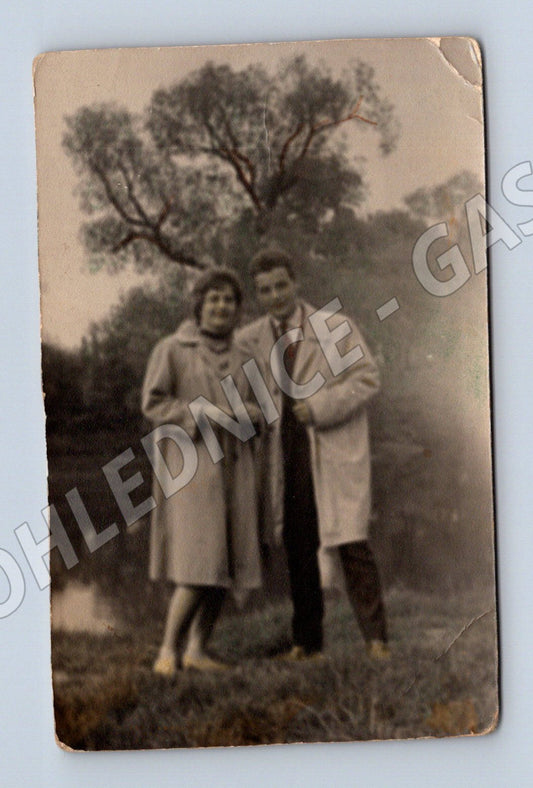 Pohlednice pár v přírodě černobílá 40 50 léta (M19001)