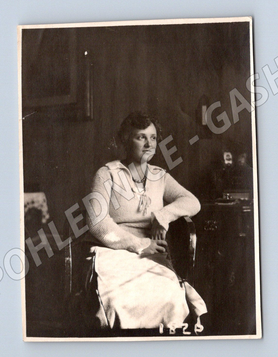 Pohlednice portrét ženy u stolu 20 léta (M19002)