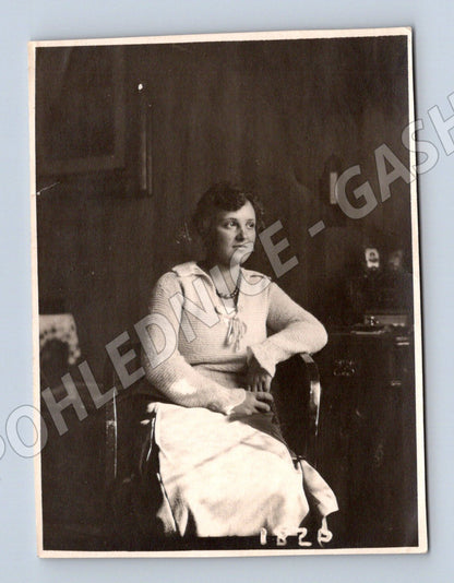 Pohlednice portrét ženy u stolu 20 léta (M19002)